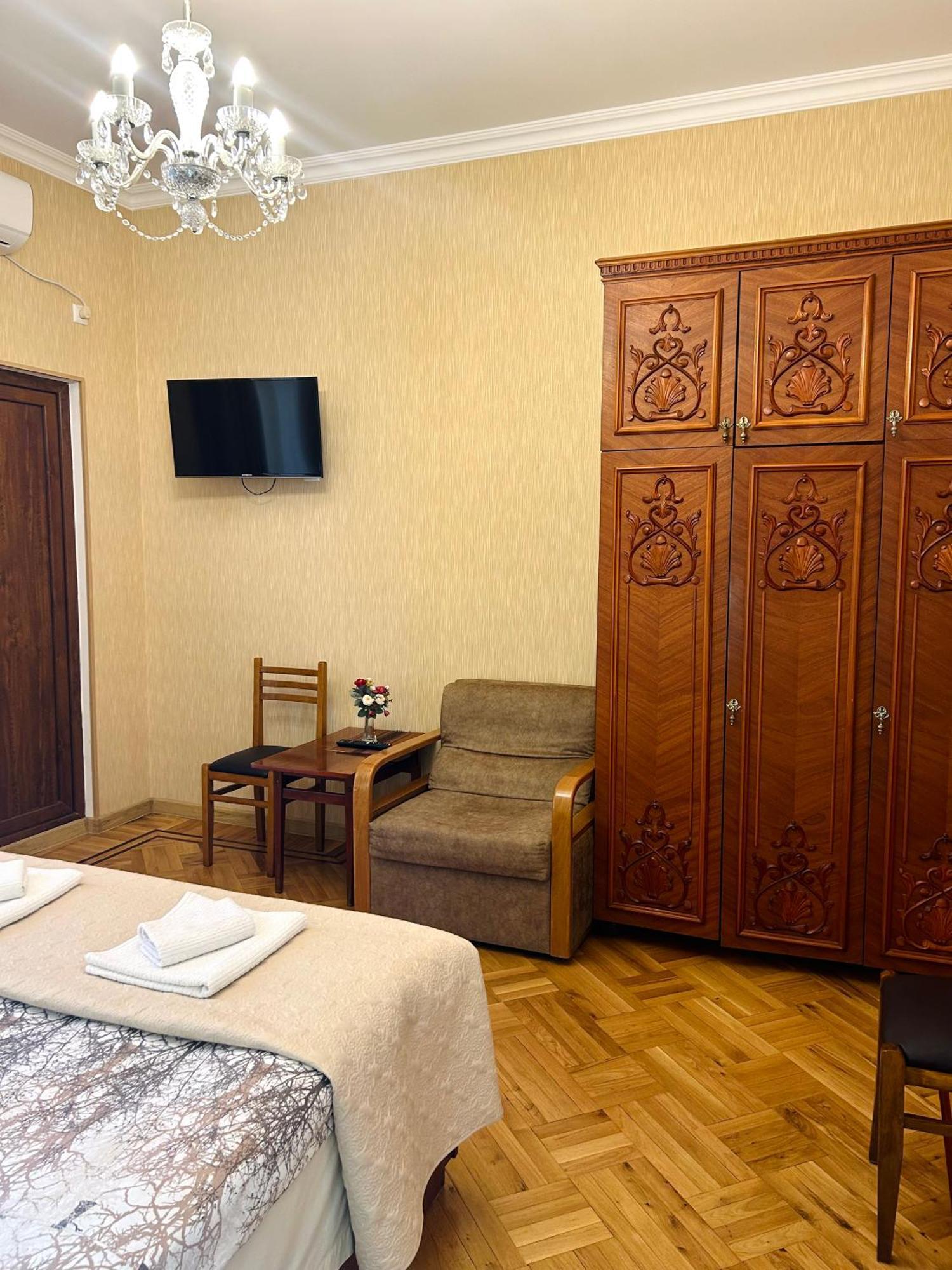 קוטאיסי Gold Guest House מראה חיצוני תמונה